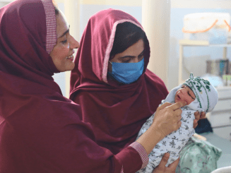 Health workers welcome a newborn baby in the birthing unit of the MSF maternal and child health care facility in Kuchlak, Quetta, Pakistan.