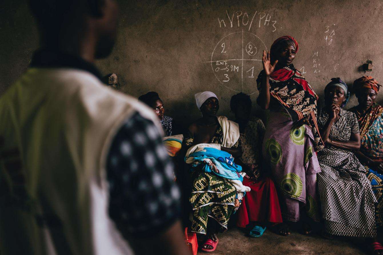 At the MSF-supported Kishinji health center in the Minova health zone, a displaced woman speaks at an MSF-organized session to raise awareness on sexual violence.