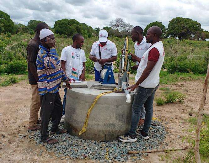 The MSF team checks one of the safeguarded wells equipped with hand pump systems built by MSF to facilitate access to water for communities.