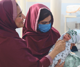 Health workers welcome a newborn baby in the birthing unit of the MSF maternal and child health care facility in Kuchlak, Quetta, Pakistan.