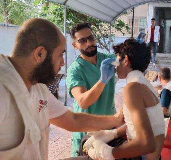 MSF nurse Mohammad Hawajreh treats a child at the burns clinic in Gaza.